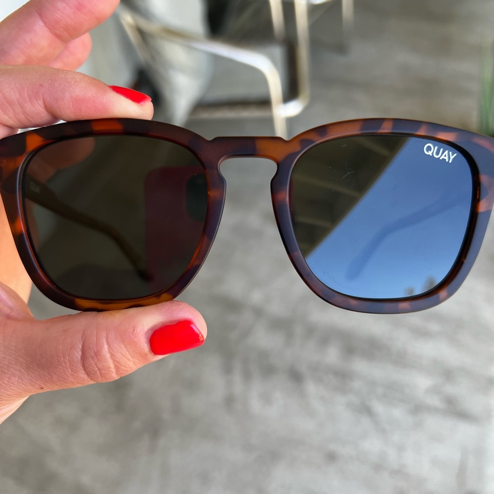 Quay jackpot sunnies!! Some scratches on left lens noted in photos.